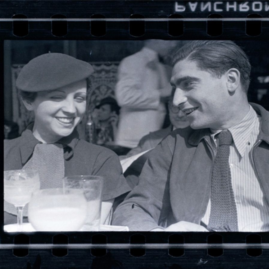 Fotoğrafçılık tarihinde tutkulu bir aşk hikayesi: Robert Capa ve Gerda Taro

Özet: Savaş fotoğrafçılığının kurucularının tarihe kazınan aşk hikayesi…

Yazan: Ezgi Mıhlayanlar

pervazkultur.com/2023/01/fotogr…
