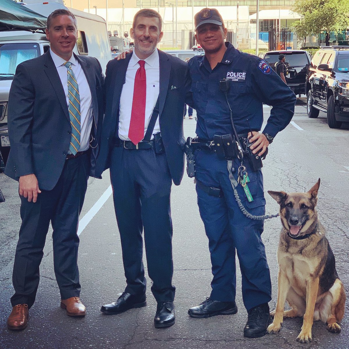 Today is National Law Enforcement Appreciation Day. From the Federal, State & Local levels, we are always ready to serve & protect. Proud to call these guys my brothers. To the men, women & our 4 legged friends, thank you.
💙 👮‍♂️ 👮 🐴 🐕

#nationallawenforcementappreciationday