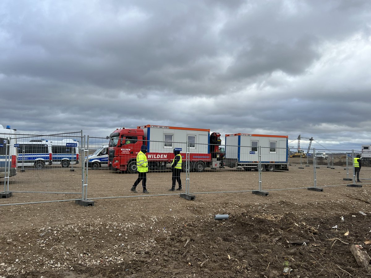 9.1. die 2 Firmen vermieten an die Polizei damit @luetzibleibt abgerissen wird HKL Mönchengladbach
02166 621810
 g.co/kgs/iqE2dR und #wildenautokrane Wilden Kran-Vermietung GmbH
0202 700311
 g.co/kgs/tXqUrX ich rufe zu nichts auf @luetzibleibt #lützerathunräumbar