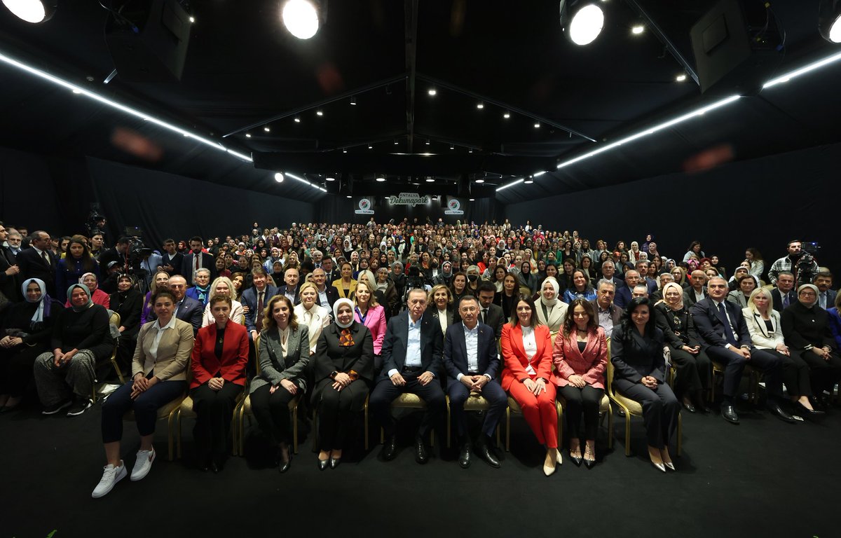 Sevdiğini belli et. Gizlemek başkalarına fırsat vermektir.'Necip Fazıl Kısakürek'