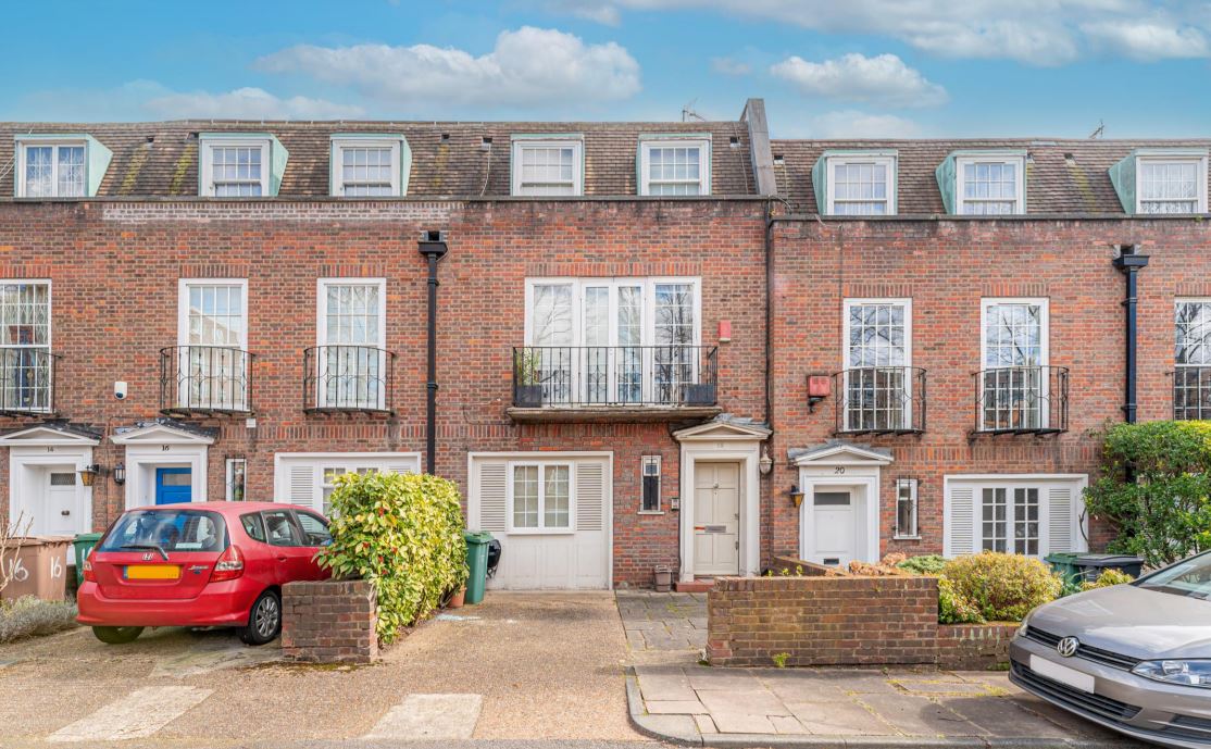 This 3 floor #townhouse on Fairfax Road is located a short distance from multiple shopping &amp; transport facilities and features a south east facing rear garden and off street parking. To arrange a viewing please call +44 20 7722 3322: #London #property #uk bit.ly/3i9NzjG