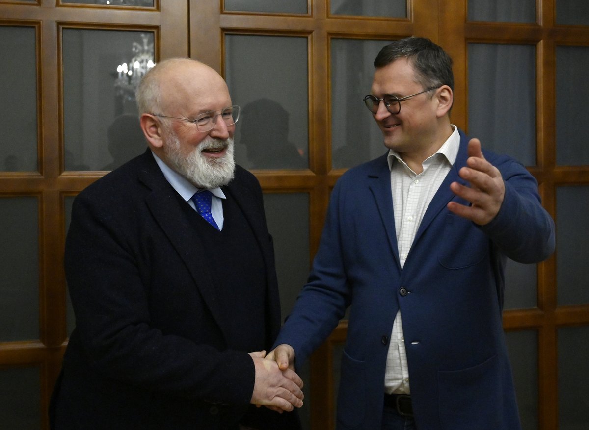 F__Timmermans's tweet photo. With @Denys_Shmyhal, @DmytroKuleba, @G_Galushchenko &amp; @StefanishynaO, we’ll work to finalize our strategic partnership on #hydrogen, #biomethane and other renewable gases. 

It should be ready for the upcoming 🇪🇺-🇺🇦 summit. https://t.co/6q9x46exQp