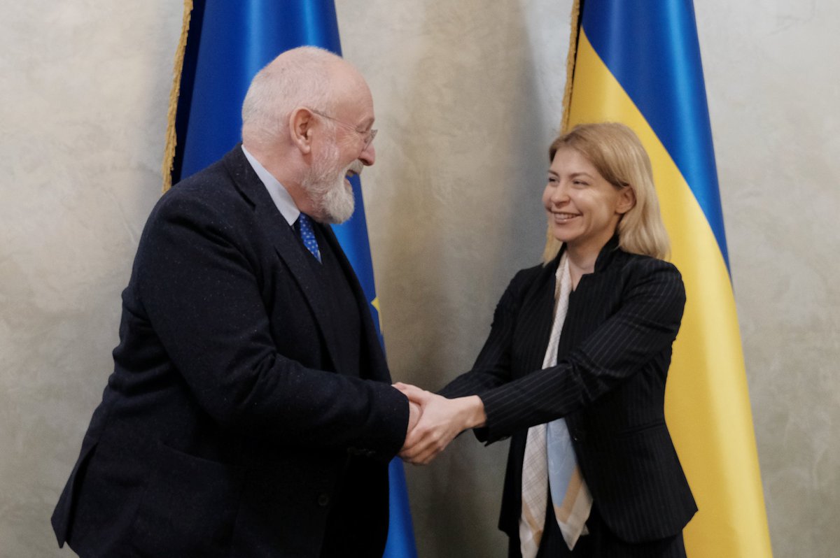 F__Timmermans's tweet photo. With @Denys_Shmyhal, @DmytroKuleba, @G_Galushchenko &amp; @StefanishynaO, we’ll work to finalize our strategic partnership on #hydrogen, #biomethane and other renewable gases. 

It should be ready for the upcoming 🇪🇺-🇺🇦 summit. https://t.co/6q9x46exQp