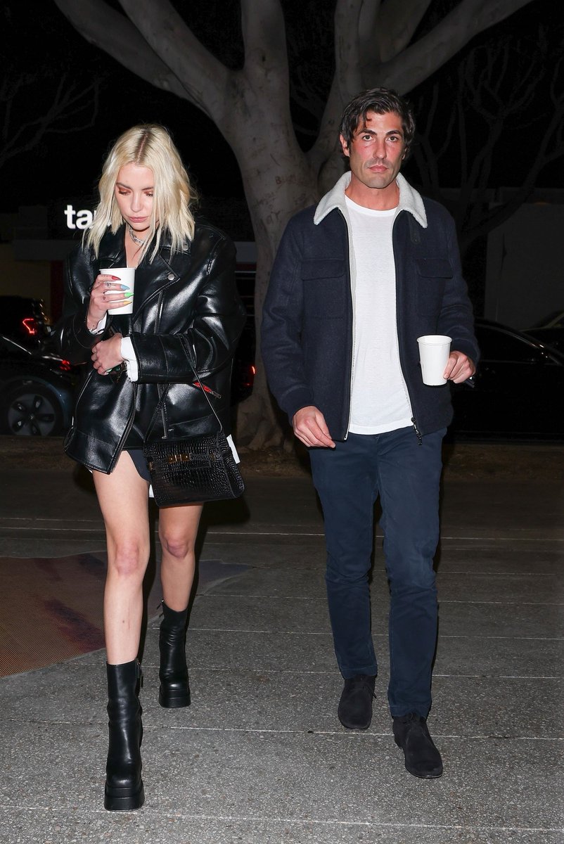 bbbrmidia's tweet photo. Ashley Benson chegando na festa de aniversário do Cade Hudson em Santa Monica sábado - 07 de janeiro. Mais fotos: https://t.co/dwRt0iT1K8 https://t.co/MivTu7CyRm