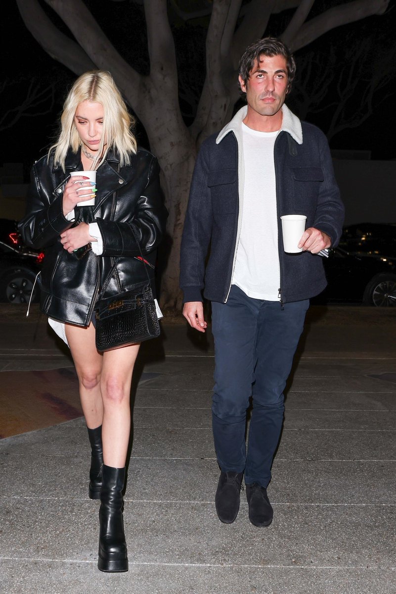 bbbrmidia's tweet photo. Ashley Benson chegando na festa de aniversário do Cade Hudson em Santa Monica sábado - 07 de janeiro. Mais fotos: https://t.co/dwRt0iT1K8 https://t.co/MivTu7CyRm