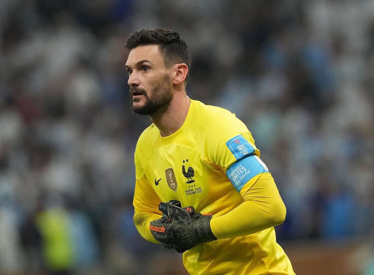 ActuFoot_'s tweet photo. Lloris : « Après quatorze années à défendre ce maillot, je crois que je suis arrivé au bout. J'ai décidé d'arrêter ma carrière internationale, avec le sentiment d'avoir tout donné. » 🇫🇷

(@lequipe) https://t.co/6e77SX60EI