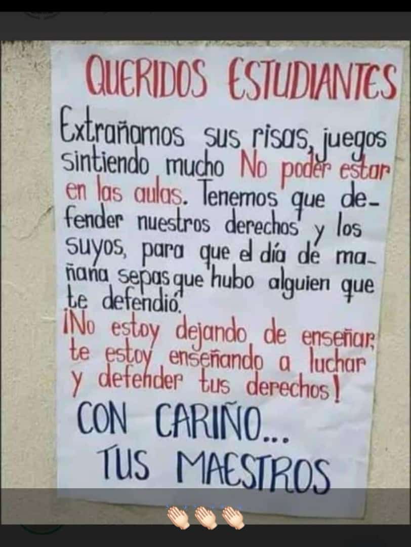 #SueldosDeHambre Docentes y trabajadores de la educación salieron a las calles en todo el país y amenazan con un #ParoNacional frente al Ministerio de Educación en Caracas. 'No estoy dejando de enseñar, te estoy enseñando a luchar y defender tus derechos' #09Ene