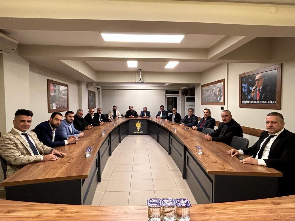 inegol_akparti's tweet photo. Haftalık Olağan Merkez Mahalle Başkanları toplantımız Teşkilat Başkan Yardımcımız Sn. Mutlu Bal başkanlığında, İlçe Yönetim Kurulu Üyemiz Sn. Sebahattin Ordu’nun katılımıyla gerçekleştirildi. 
#AKİnegöl https://t.co/08EJd0dohs