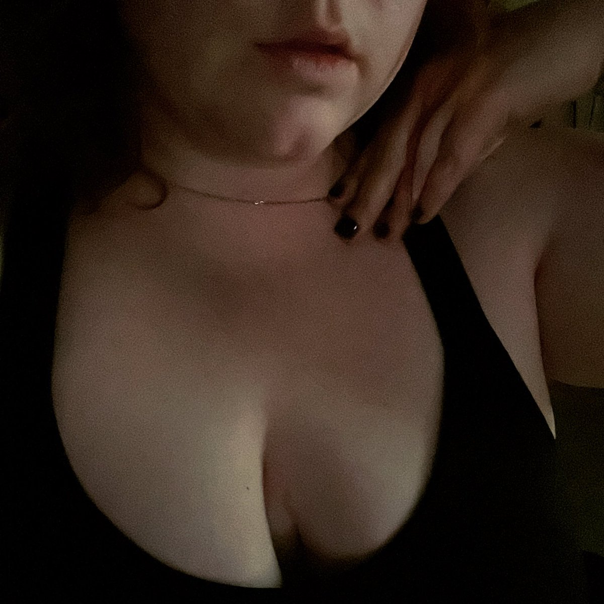 Demoniccc98's tweet photo. Grab my necklace from the back and choke me with it 💚                                     #findom #cashcow #moneypig #onlyfansbabe #OF #kinky #chokeme #chubbyonlyfans https://t.co/8LslTpmDEs