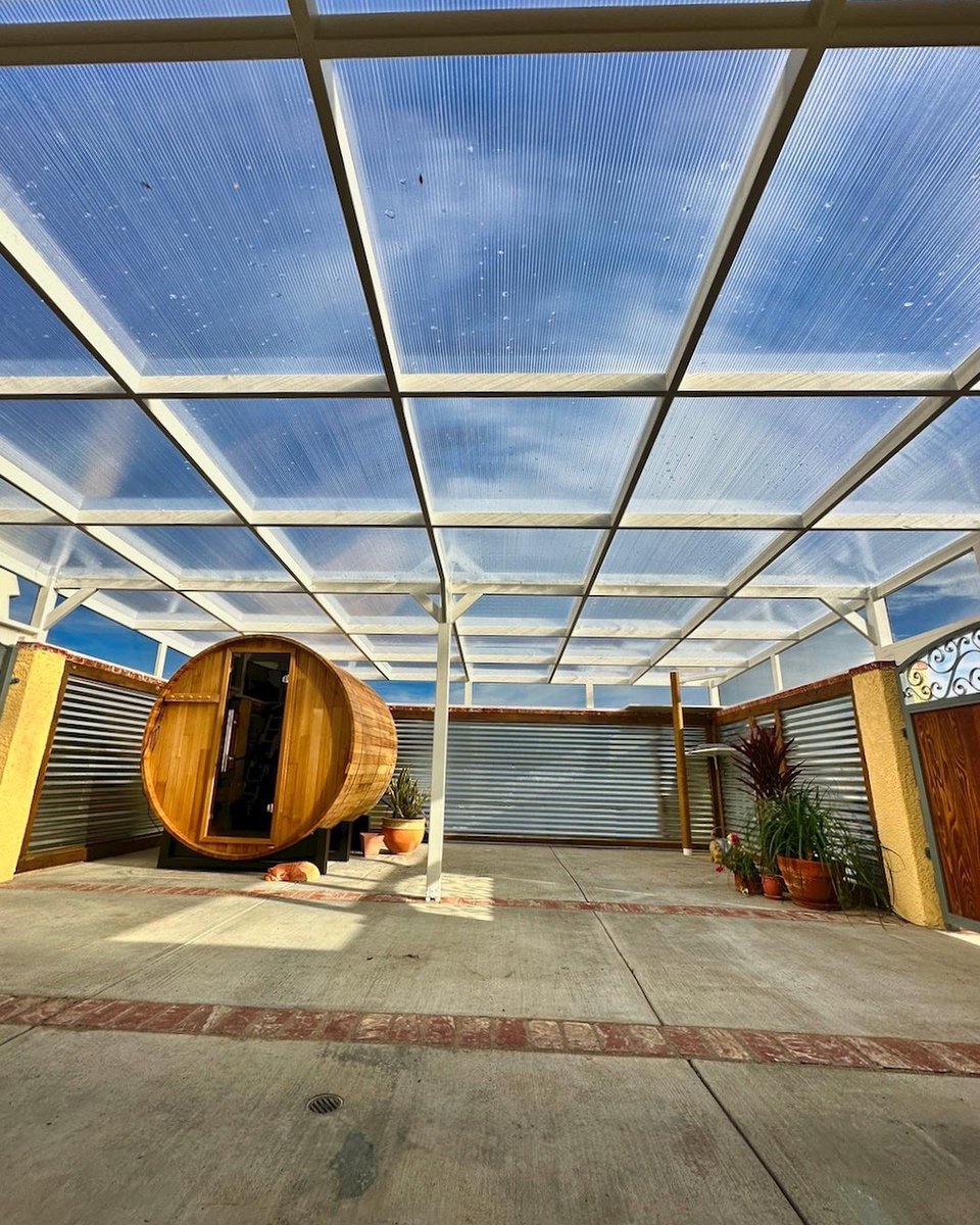 CatioGuy's tweet photo. Riverside California screened-in porch / catio 🐱 https://t.co/EpAzOdwDUz