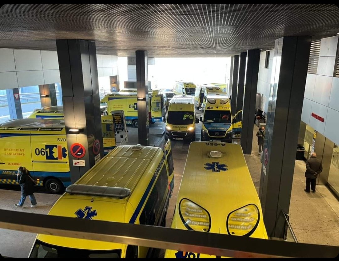 RtsuCoruna's tweet photo. Estas fotos.... Con sus respectivas esperas de más de una hora para que atiendan a los pacientes..... Debería de hacernos reflexionar, A TODOS, un poquito. https://t.co/4Qk2iUaTKH