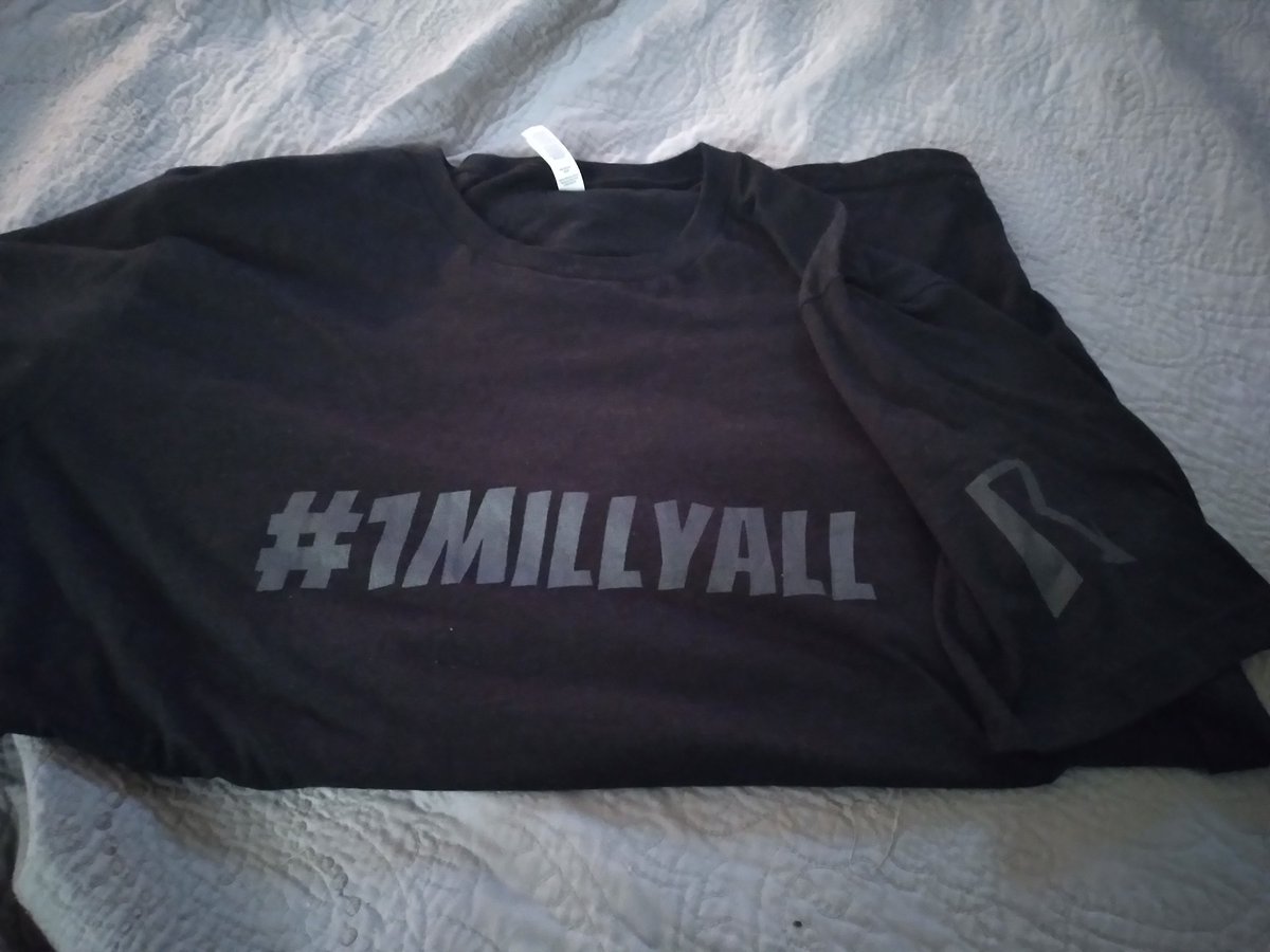 Giaclark74's tweet photo. @ryanhallyall Got my shirt today and I love it!! #1MillYall https://t.co/rGaa0SpheP