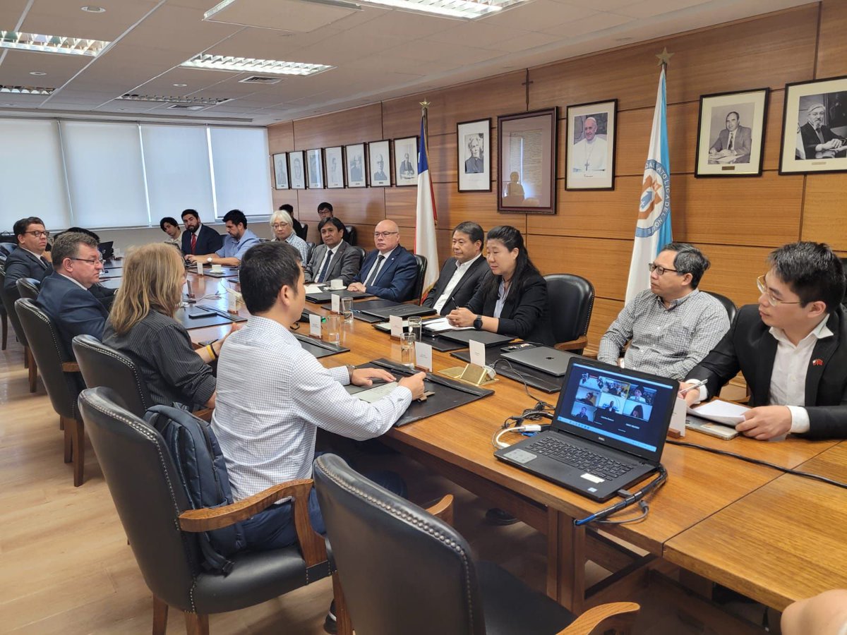 UcnVinculacion's tweet photo. ¡Un verdadero hito para la astronomía!

#UCN firma convenio con la Academia de Ciencia de China #NAOC para impulsar el Centro Astronómico #Ventarrones el acuerdo contó también con la participación del Gobernador de #Antofagasta  

#astronomía #Investigación #internacionalización https://t.co/YUeD9XMdiZ