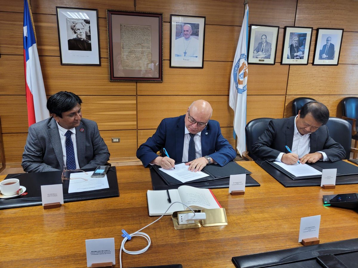 UcnVinculacion's tweet photo. ¡Un verdadero hito para la astronomía!

#UCN firma convenio con la Academia de Ciencia de China #NAOC para impulsar el Centro Astronómico #Ventarrones el acuerdo contó también con la participación del Gobernador de #Antofagasta  

#astronomía #Investigación #internacionalización https://t.co/YUeD9XMdiZ