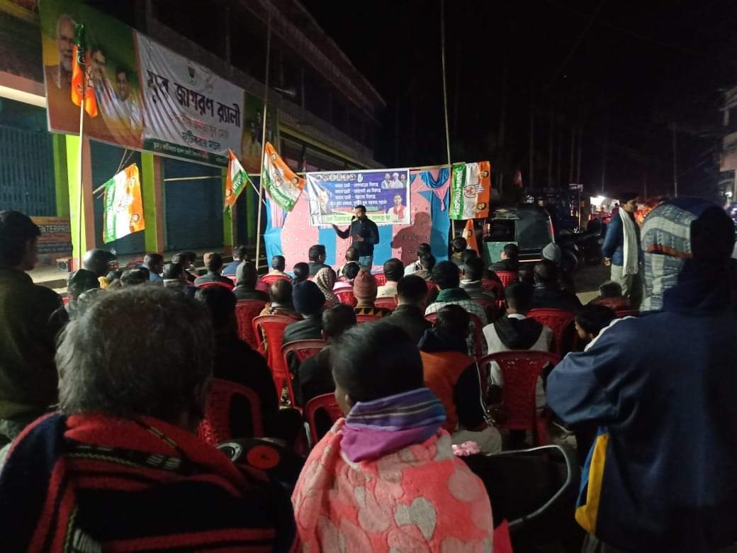 RakhuDasTPYC's tweet photo. I along with IYC secretary Incharge TPYC @EhsanKhanIYC ji attended a street corner meeting at Fatikroy bazar organised by #Fatikroy BYC
@drajoykumar https://t.co/bjz2MFIukV