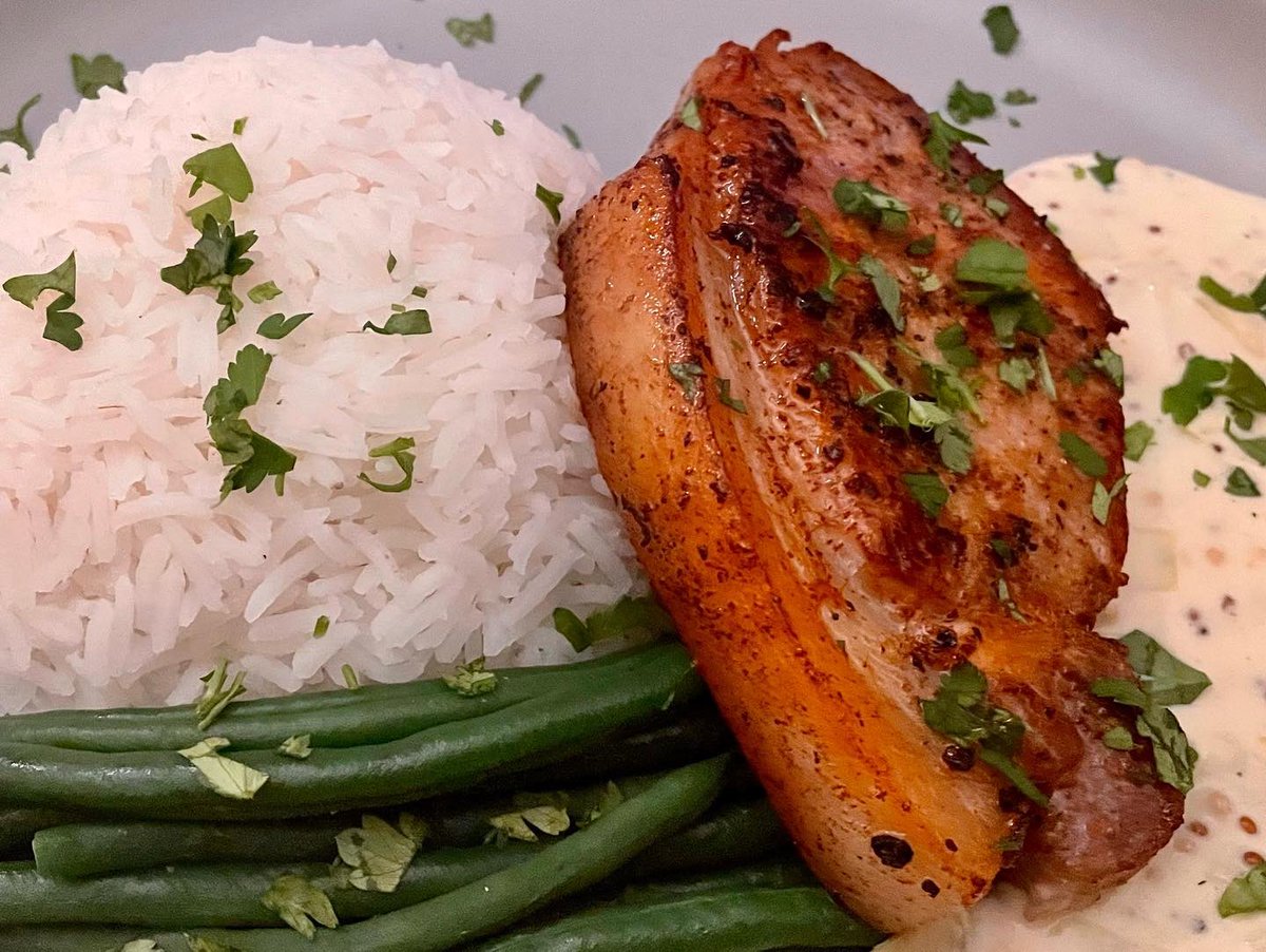 NeophyteCook's tweet photo. Sous Vide Pork Chop: with basmati rice, green beans and a cider &amp; whole grain mustard creamed leeks. https://t.co/wqIss3M0VZ