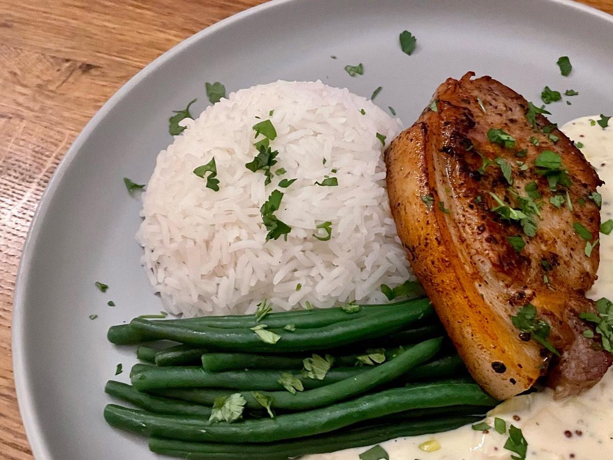 NeophyteCook's tweet photo. Sous Vide Pork Chop: with basmati rice, green beans and a cider &amp; whole grain mustard creamed leeks. https://t.co/wqIss3M0VZ