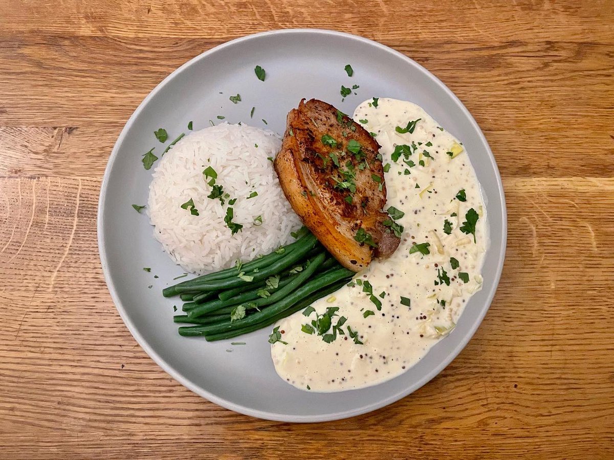 NeophyteCook's tweet photo. Sous Vide Pork Chop: with basmati rice, green beans and a cider &amp; whole grain mustard creamed leeks. https://t.co/wqIss3M0VZ