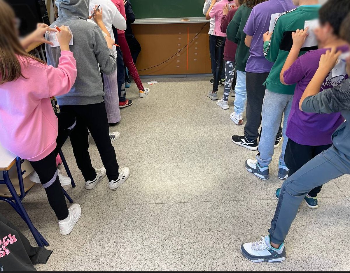 isaacguerrerop's tweet photo. 🖐 DINÁMICA PRIMEROS DÍAS DE CLASE "¿QUÉ HAS DIBUJADO EN MI ESPALDA?"

➡ Volvemos a la rutina y, con ello, queremos que el alumnado refuerce los lazos y relaciones con sus compañeros/as

Una gran dinámica (en mi opinión) es la que os comparto hoy 🧵 https://t.co/nM0BEo4njO