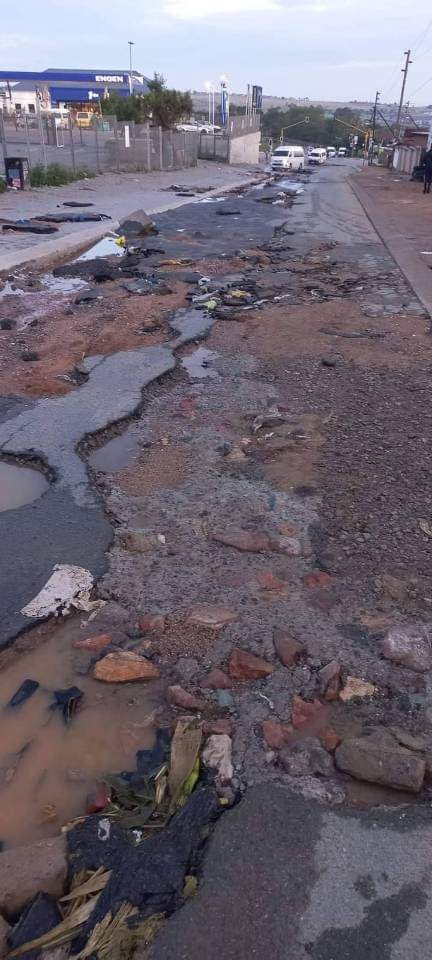 KhozaRatlabala's tweet photo. @sagovau hope I am not causing a stare but I am an ordinary citizen like everyone in this country but the conditions of the roads we're using is so shameful. This is the daily roads in Cosmo City, Roodepoort... No one cares 😭💔😠 https://t.co/Od0ISBAxjg