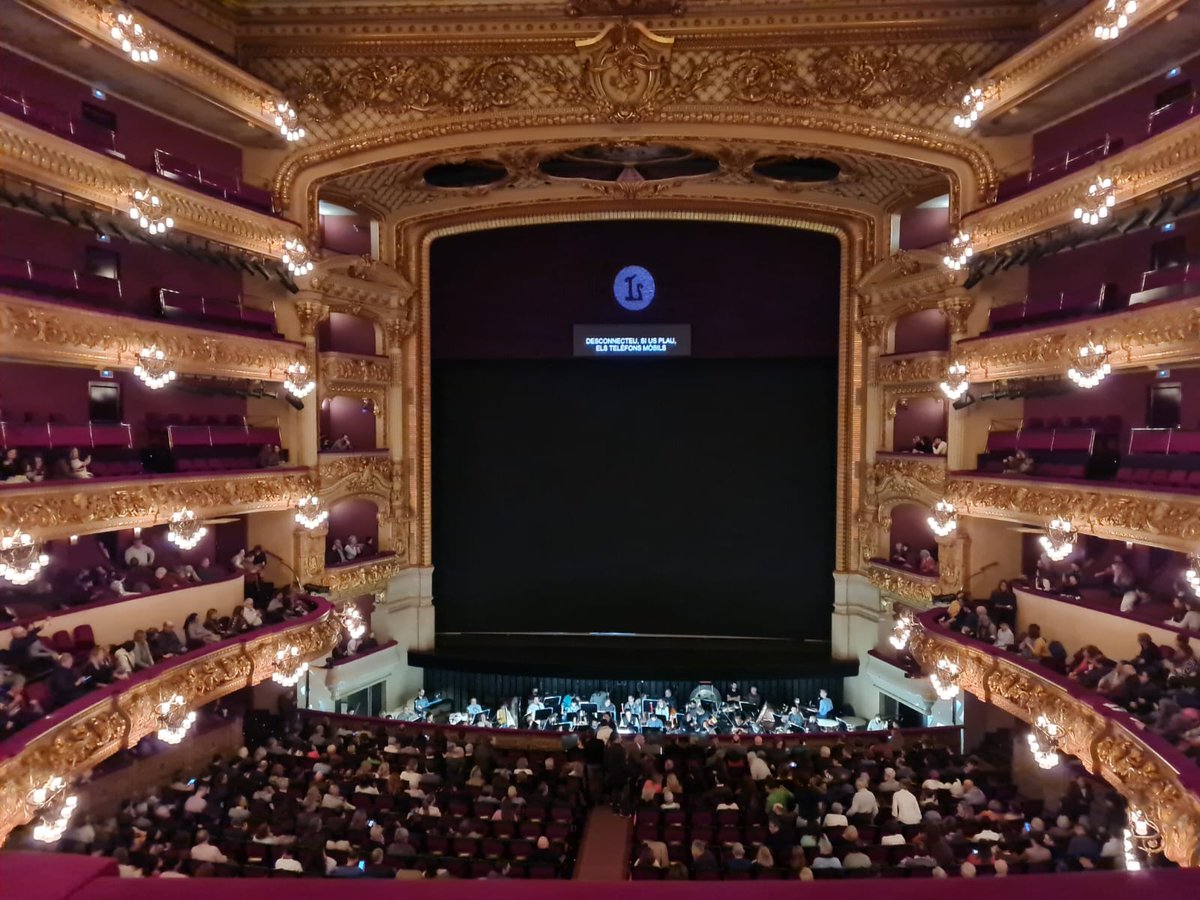 insbrugulat's tweet photo. Aquest dilluns 2 de gener, durant les vacances de Nadal, alguns dels alumnes del batxillerat escènic van anar a Barcelona. Al matí van visitar el Palau de la Música i la casa Milà i a la tarda van assistir a un assaig general al Gran teatre del Liceu de l’òpera Tosca de Puccini. https://t.co/qprOfr0UNR