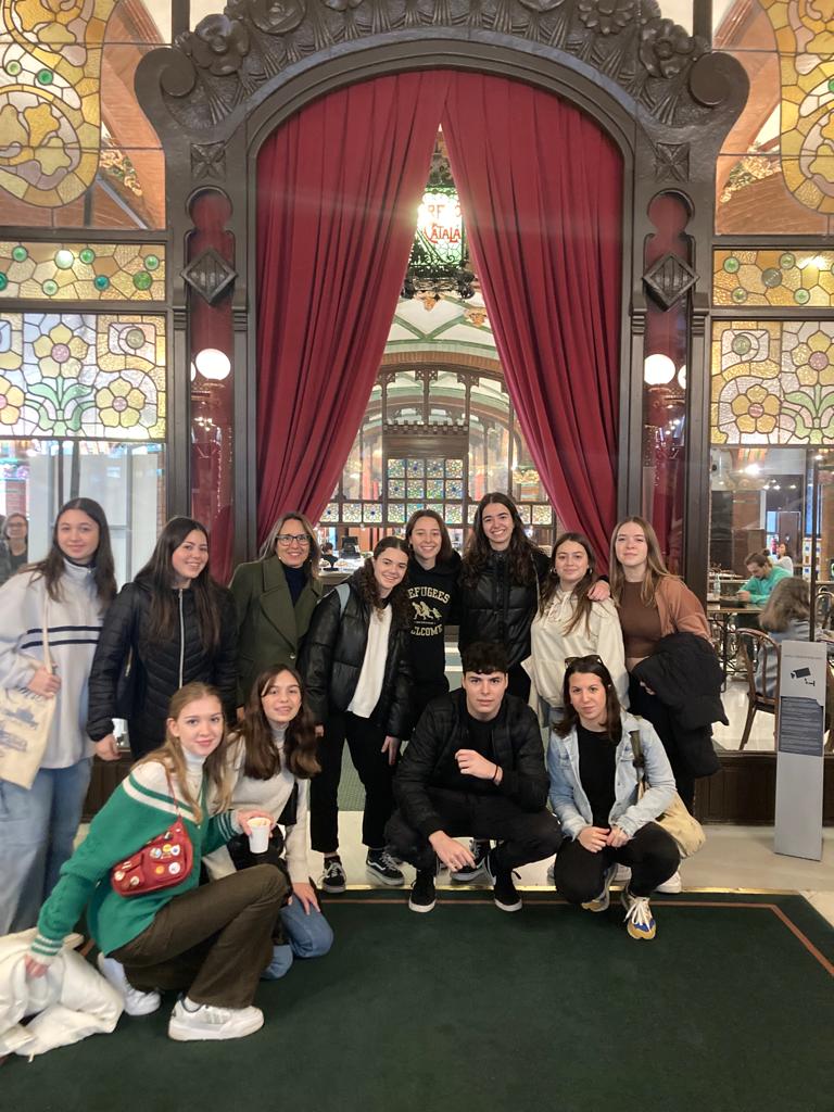 insbrugulat's tweet photo. Aquest dilluns 2 de gener, durant les vacances de Nadal, alguns dels alumnes del batxillerat escènic van anar a Barcelona. Al matí van visitar el Palau de la Música i la casa Milà i a la tarda van assistir a un assaig general al Gran teatre del Liceu de l’òpera Tosca de Puccini. https://t.co/qprOfr0UNR