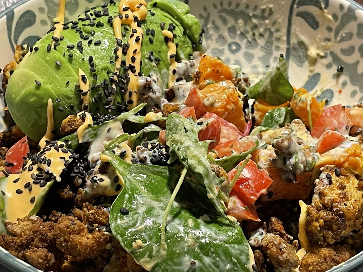 Beuteltier_Food's tweet photo. Veganer Süßkartoffelsalat mit scharf gewürztem Cajun-Knuspertofu, Tomaten, Avocado, schwarzem Sesam und Pflücksalat, dazu ein Dressing aus Alpro Sojajoghurt, veganer Mayonnaise, Knoblauch, frischer Petersilie, Salz, Pfeffer und Zucker.
Sehr lecker! https://t.co/3M95kd2slg