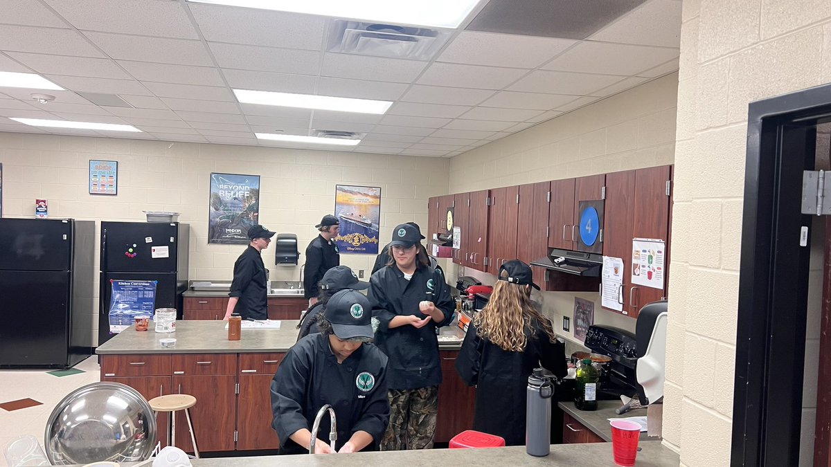PHSCulinary's tweet photo. Mother sauces in culinary arts. #phsconnectandgrow @ProsperHS @prosperCTE @BbqProsper @UTexas35 @amyviars https://t.co/85J3YSZza5