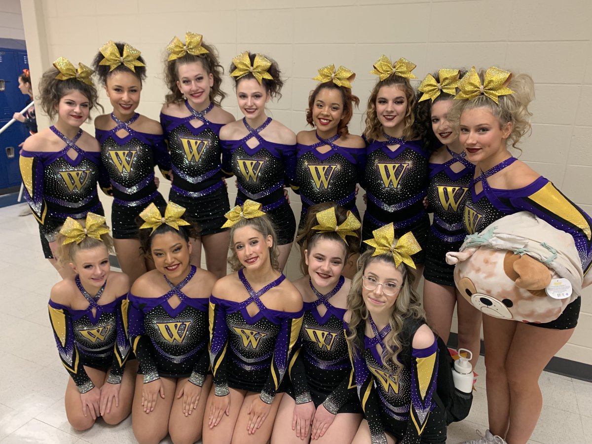 Varsity Cheer competition LZHS!  Great job ladies ⁦<a href="/BulldogLife_WHS/">Bulldog Life - WHS</a>⁩