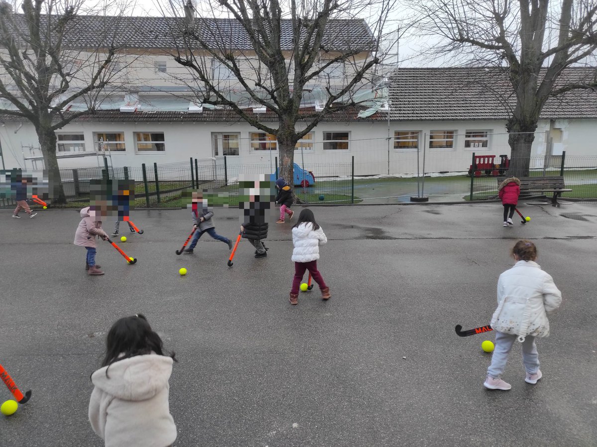 JulianPourchet's tweet photo. Expérimentation du hockey-sur-gazon à l'école maternelle du Cèdre #Bouafle, classe GS de M.Combres, avec un nouveau matériel fourni par le #CDH78. Les élèves et l'enseignant ont été ravis!
Objectifs:
➡️ Coordination
➡️ Coopération
➡️ Adaptation
@PatardDominique @lair_sandrine https://t.co/5yYXYZ3opp