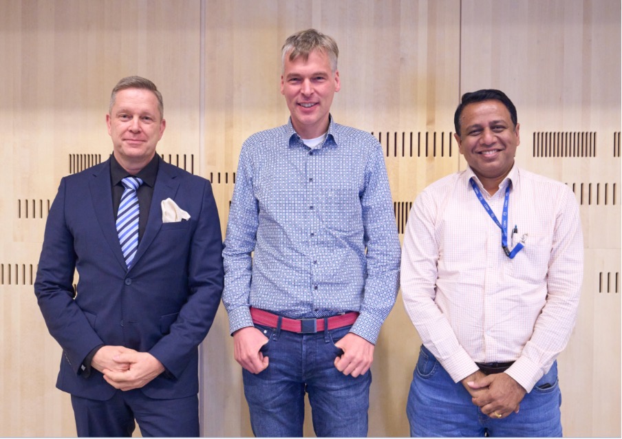 ALICE Experiment (@aliceexperiment) on Twitter photo New ALICE management has taken over from January 2023:
Marco van Leeuwen has taken over from Luciano Musa as ALICE spokesperson. 
The new team includes deputy spokespersons Kai Schweda  and Bedangadas Mohanty.
home.cern/.../new-alice-…... New ALICE management has taken over from January 2023:
Marco van Leeuwen has taken over from Luciano Musa as ALICE spokesperson. 
The new team includes deputy spokespersons Kai Schweda  and Bedangadas Mohanty.
home.cern/.../new-alice-…...