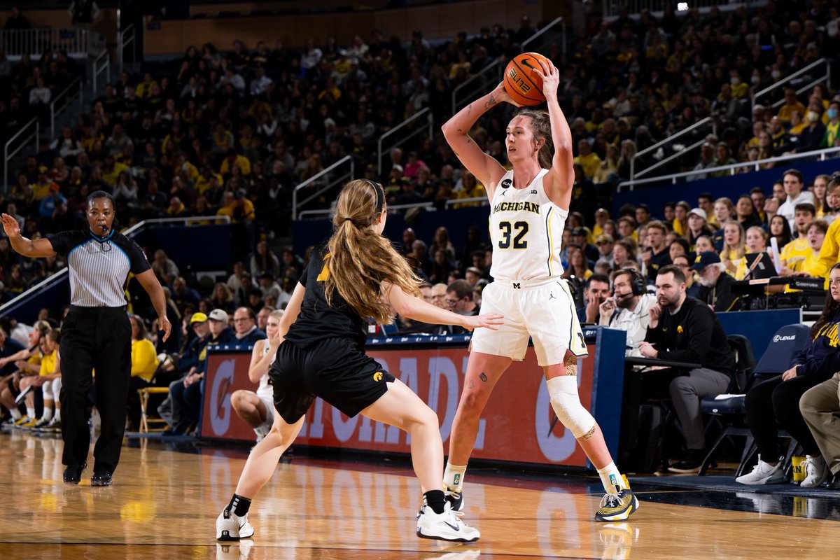 umichwbball's tweet photo. Another stellar week for @leigha32brown, another week on the @B1Gwbball Honor Roll - 

▪️ 21.0 ppg
▪️ 55.1 % shooting
▪️ 7.0 apg
▪️ 6.5 rpg

More: https://t.co/vxuInrKWt7

#GoBlue https://t.co/WSHiuIcKii