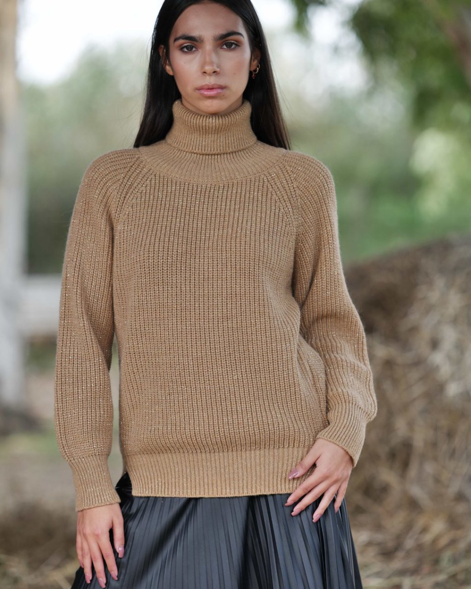 lolitasyl's tweet photo. Con estilo oversize y manga raglan, 
amplio y cómodo, 
con el detalle del hilo de lurex en el mismo tono, 👉 en todo el jersey

#lolitasyl #moda #fashion #invierno22 #outfitoftheday
.
.
. https://t.co/pWRUoi4eTT