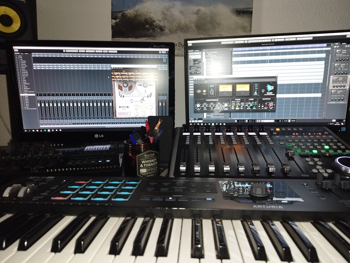 Ozero_Baikal's tweet photo. Ya estamos de vuelta tras una semana de descanso. Estoy con la instrumentación y voicings de un nuevo tema... llevo tiempo dándole vueltas y no acabo de dar con ello https://t.co/FHJY7yeDKw
