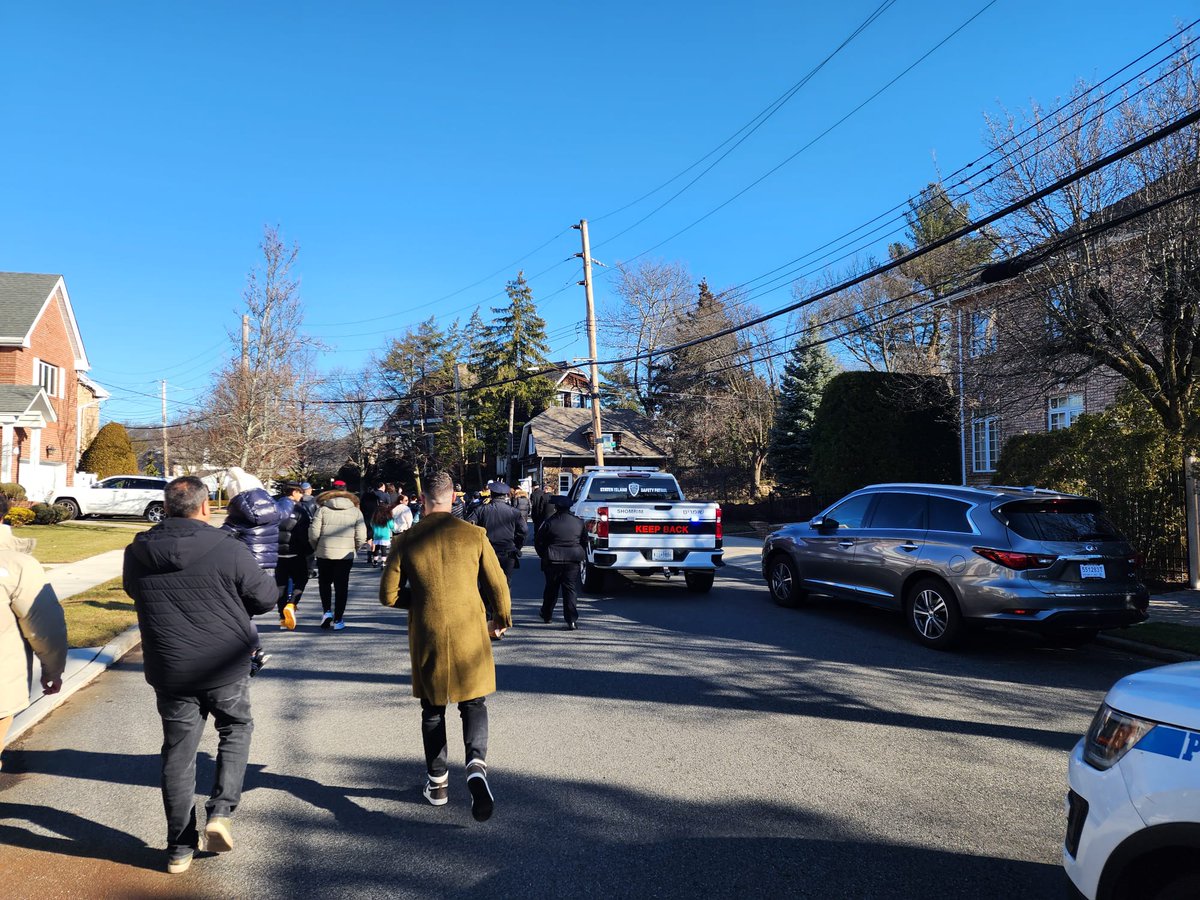 SISPShomrim's tweet photo. SISP Shomrim volunteers assisted at another successful #CommunityEvent in #collaboration with @NYPD122Pct ensuring the safety of all participants. At the #TorahProcession This is also something that we do. #AlwaysHereForTheCommunity #CommunityPartners #PoliceAndCommunity 🤝 https://t.co/Tikb0nIxqB
