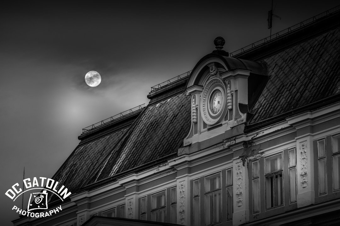 Time for moon...

Photo taken with: Sony a7III & Tamron 28-200mm

#streetphotography #moon #blackandwhite #blackandwhitephoto #Momo #momo2023 #oldbuilding #slovenia #clouds #nightphotograpy #photography #picoftheday #sonya7III #tamron28200mm