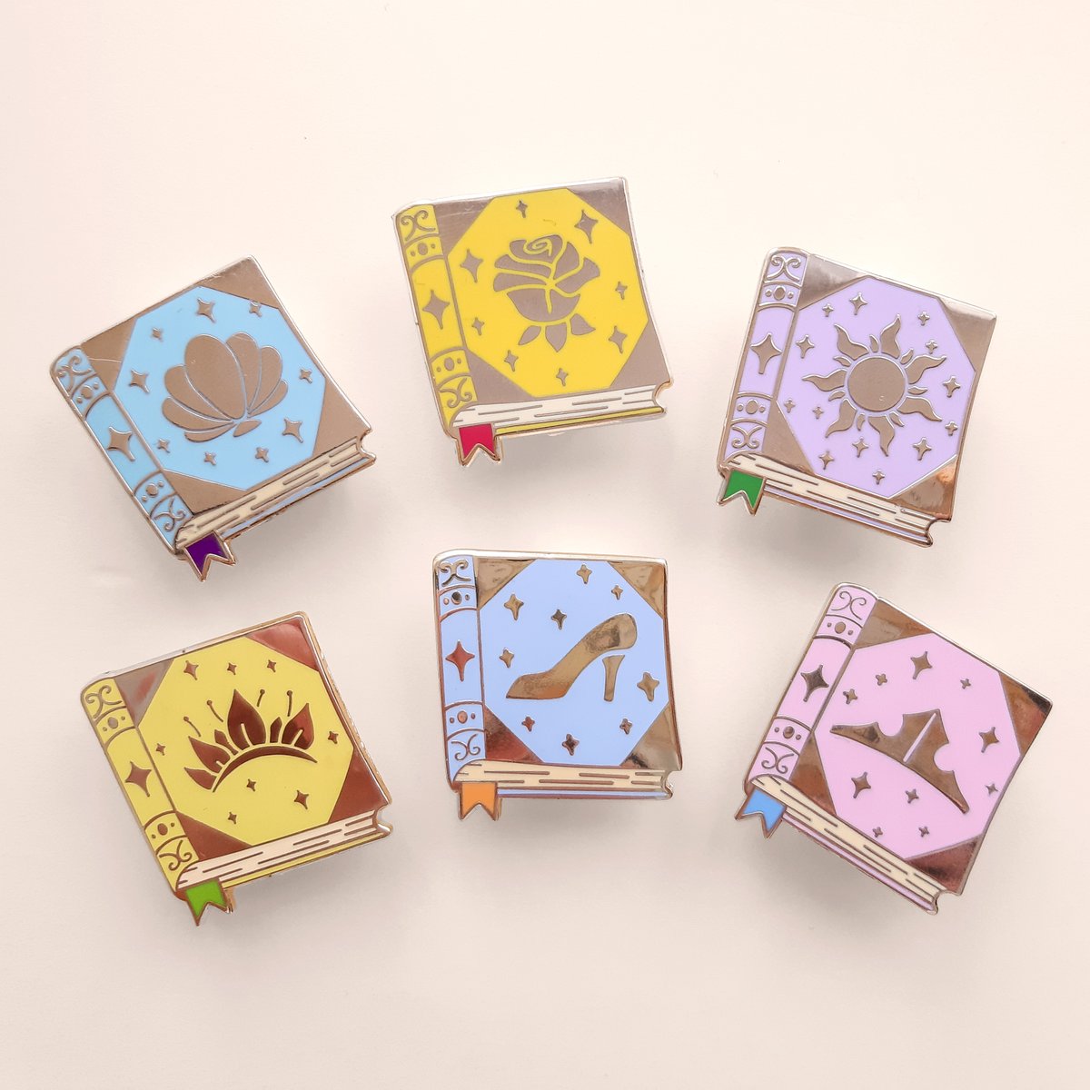 ThatDisneyLover's tweet photo. ✨JUST A REMINDER✨ I run a small pin store that I would love for you to check out and share with your fellow pin lovers! I want to make my dream a reality but need your help! #Smallbusiess #enamelpins #disneypins

🧡https://t.co/O4WnMMWLRM 🧡 https://t.co/iC9jq8mjd4