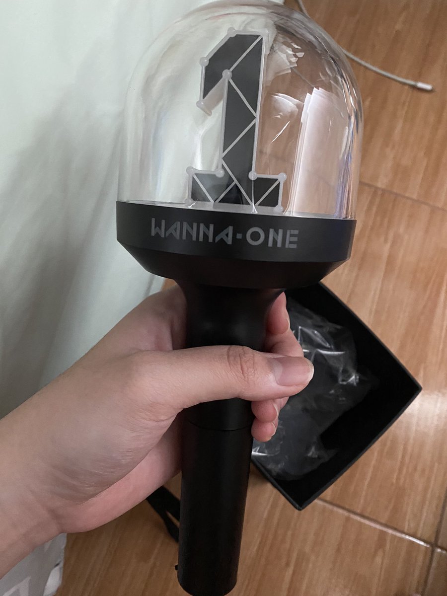 irisjello's tweet photo. ขายแท่งไฟwannaone 700รวมส่งของแท้100% (ซื้อหน้างานมา~1,500) สภาพ95% เคยลองเอามาเปิดดูเฉยๆ ไม่มีถ่านให้(ใช้AAA 3ก้อน) ทักมาขอดูเพิ่มเติมได้นะคับ ส่งของวันพรุ่งนี้เลยคับ #ตลาดนัดWANNAONE #wannaone 
#ตลาดนัดวันนาวัน  #ตลาดนัดวอนนาวัน #ตลาดนัดwannable #ตลาดนัดวนว #ตลาดนัดวนบ https://t.co/fStQaqooHF