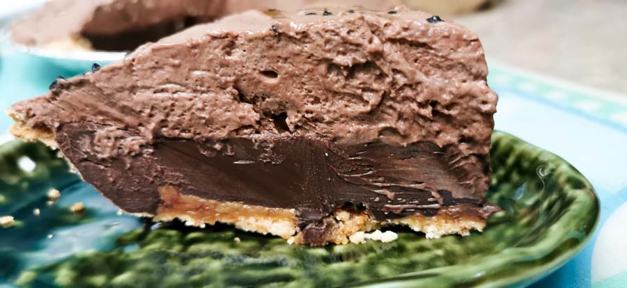 Looking for an intense chocolate splurging. Then you must try my double-layer chocolate pie with chocolate ganache and chocolate mousse.