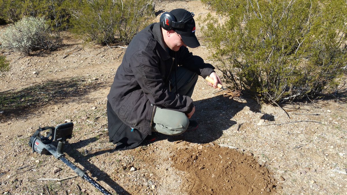 CraftLass's tweet photo. 7 years ago today, a few first find shots from #meteoritebootcamp featuring @travelholic, @4tuneQkie, @geoffnotkin doing the teaching thing, @Woodtoast, and yours truly.
Not so often you get to capture life-changing moments as they happen! What a special special experience. https://t.co/cQK8A8J8Yq