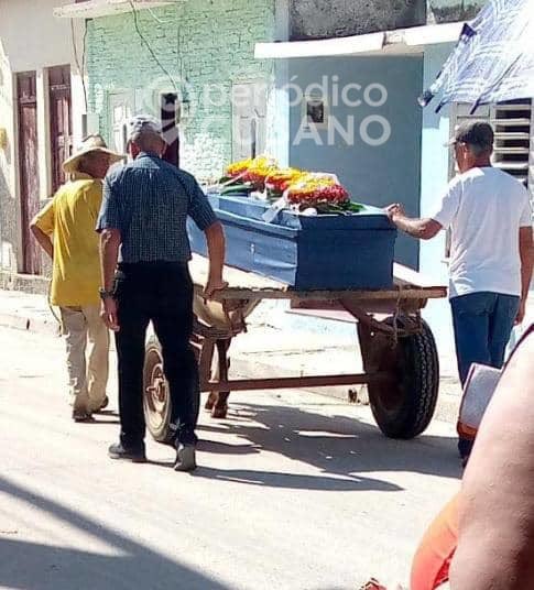 🇨🇺 | ¡En carretón! Así deben transportar a sus difuntos los pobladores de Gibara, municipio costero de Holguín, ante la falta de carros fúnebres para el traslado de los fallecidos. 📷: @periodicocubano