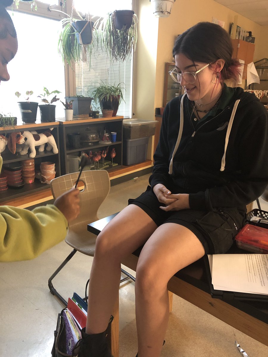 CPSHoward's tweet photo. Seniors checking reflexes today while learning about nervous system issues in animals. #zooacademyrocks #sooacademycps #hughesstem https://t.co/6Y7vhuLUL9