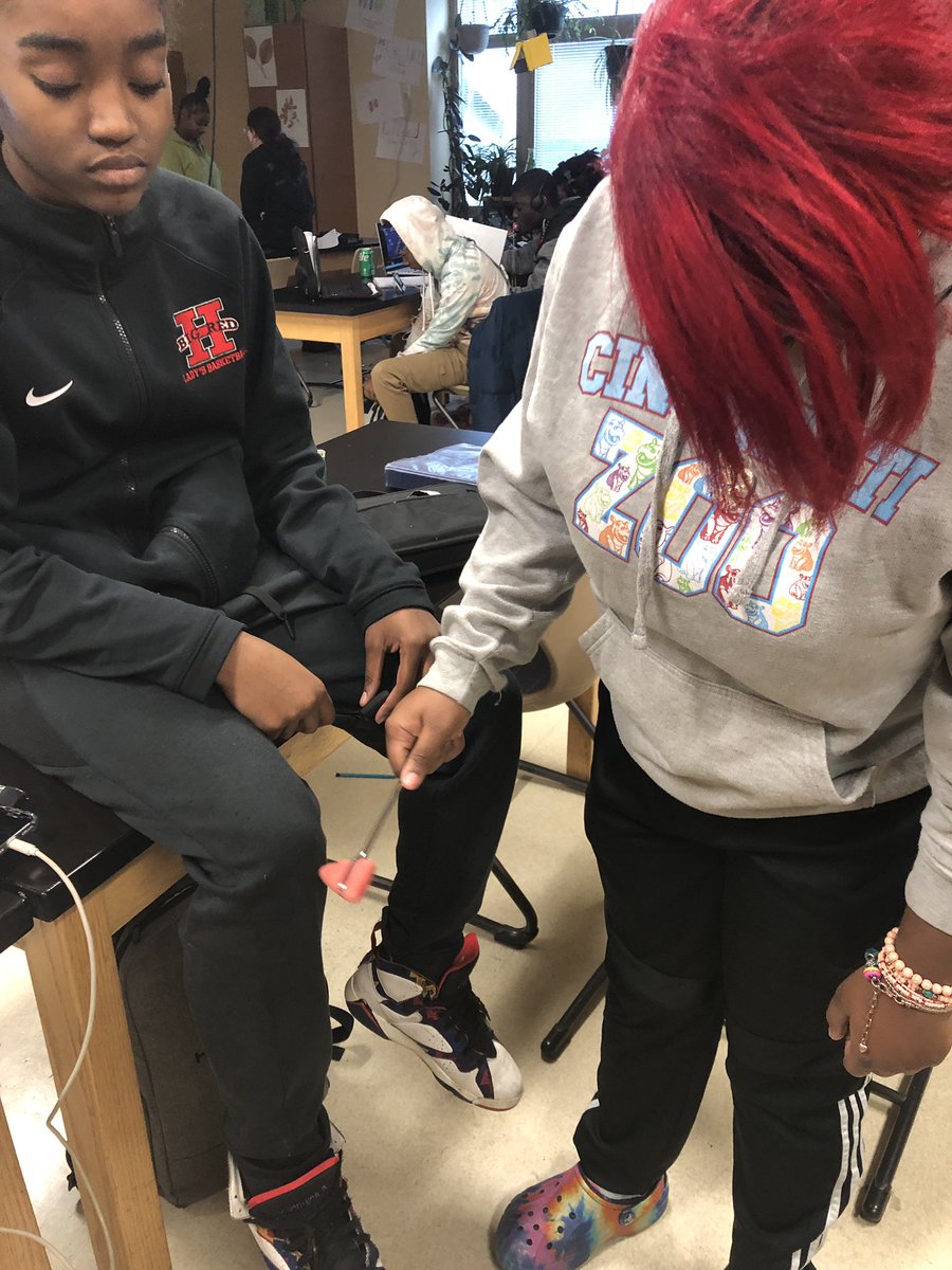 CPSHoward's tweet photo. Seniors checking reflexes today while learning about nervous system issues in animals. #zooacademyrocks #sooacademycps #hughesstem https://t.co/6Y7vhuLUL9