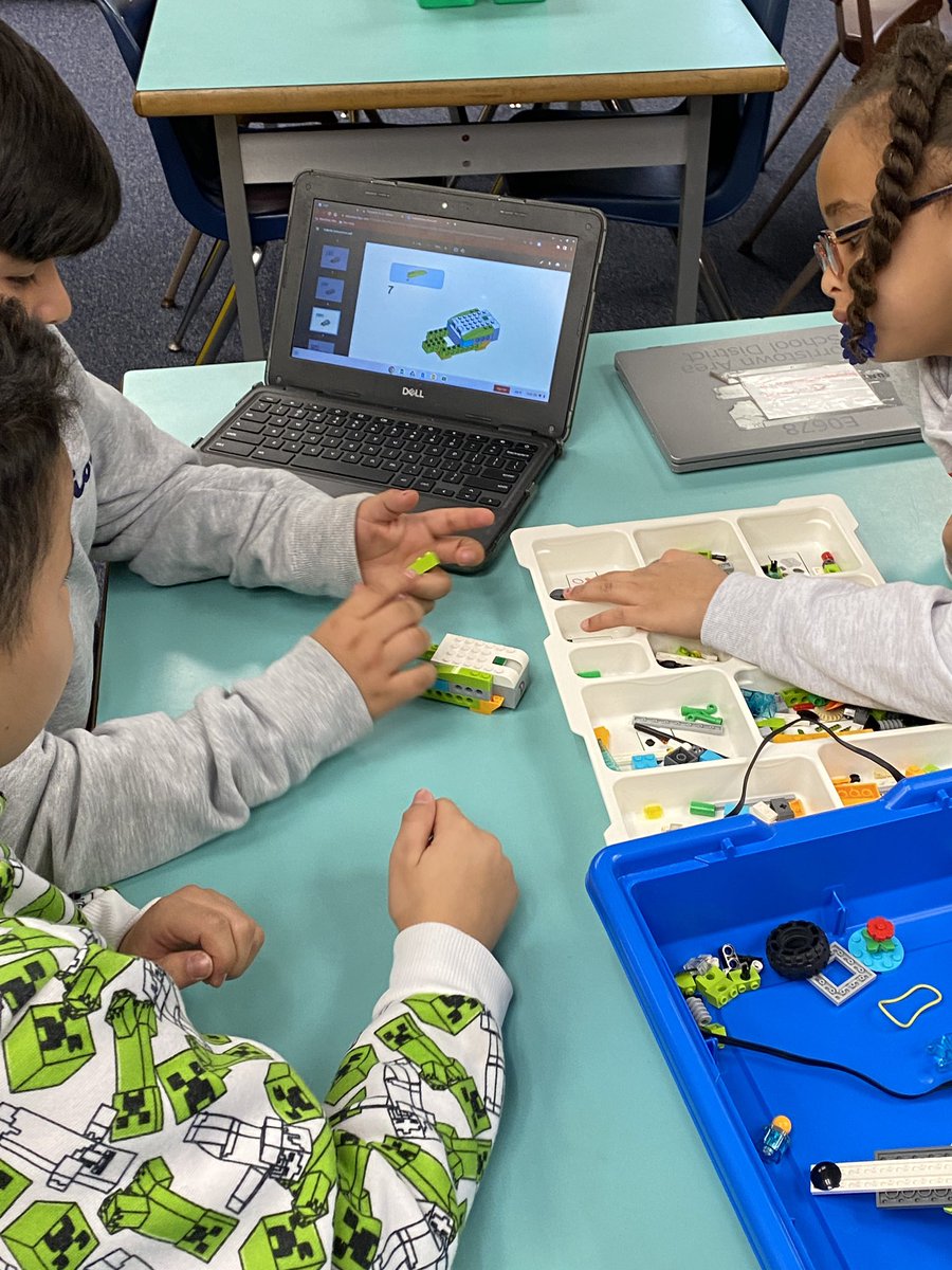 DavenportSTEAM's tweet photo. Gotwals 3rd grade students using @quivervision and @mergeedu to learn more about frog Metamorphosis. They even started to build a @LEGO_Education model for a tadpole. #edtech #STEAM https://t.co/mEzK7ULsxX
