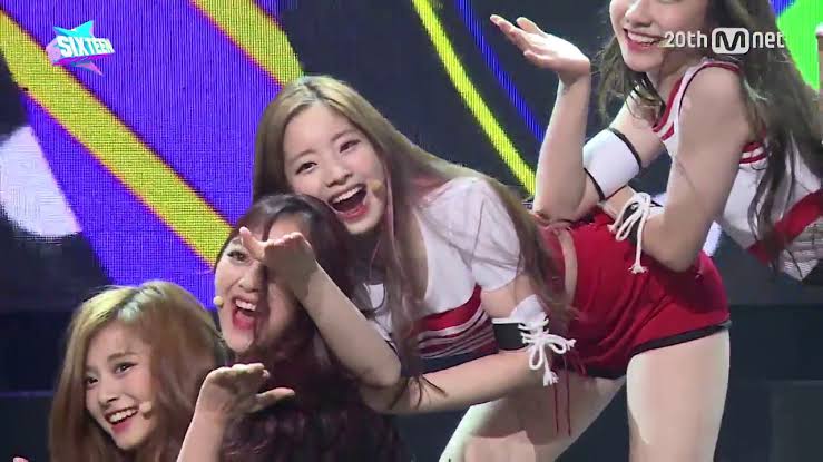 neocityzip's tweet photo. ¿La escuela? Puede esperar! Lo que hoy en día le importa a los chavos en onda es the #𝚂ixteen𖤋𝙵inale ♡, así que pónganse cómodos, vayan por su botana favorita y pañuelos que hoy se sabe la #𝑙ine𝘶𝘱𖧐完了 *temblando* 

𝟶𝟶'𝑠 𝚋𝚊𝚋𝚢, 𝐻aruky https://t.co/ngI0NZUo0w