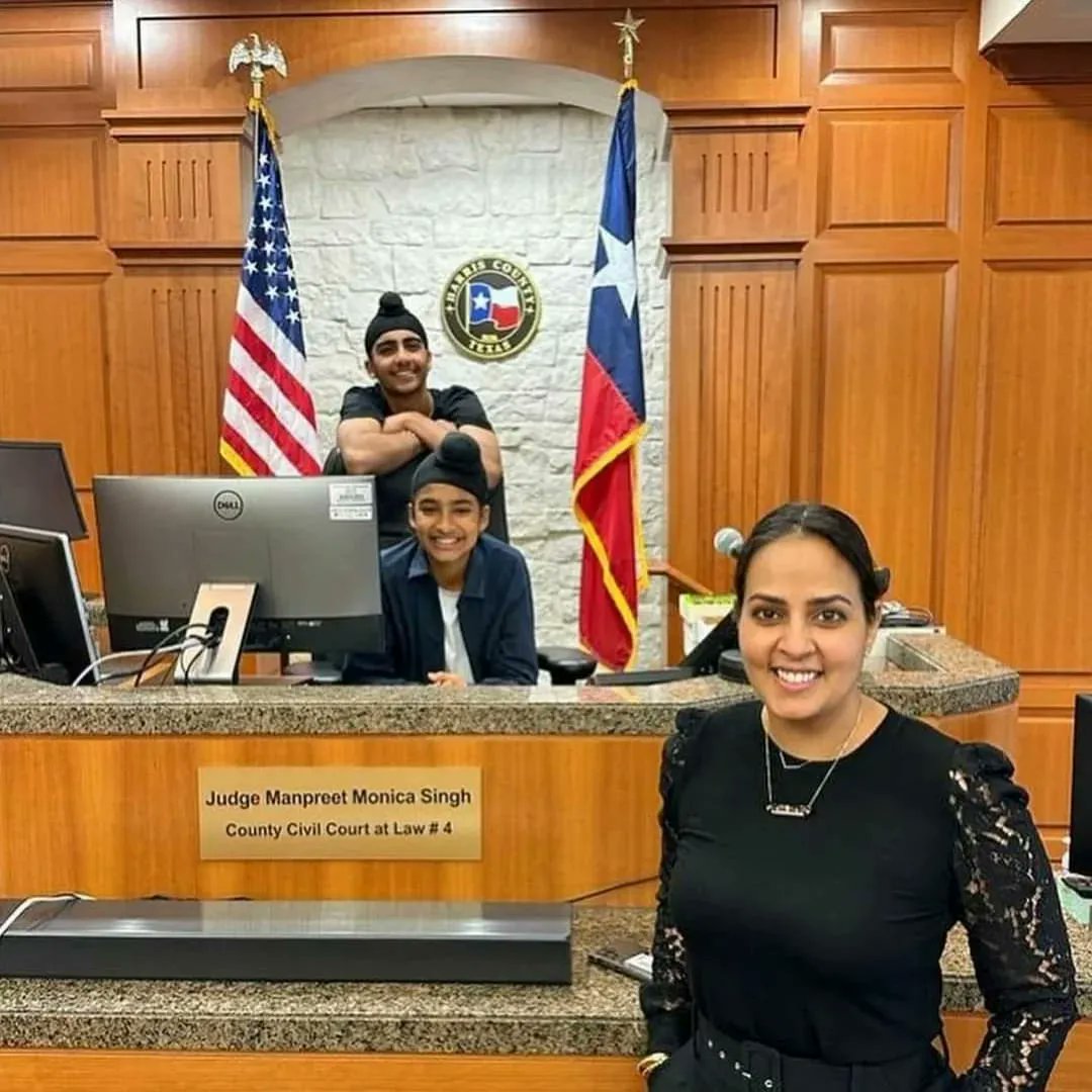 SikhNet's tweet photo. 👏 Congratulations to Manpreet Monica Singh who has been sworn in as the first female Sikh  judge of the Unites States. 👏 

 Ravi Sandoll who presided over the oath ceremony said "...Manpreet is not only an ambassador for Sikhs , but she's an ambassador for all women of color" https://t.co/0sgbN4i9lE