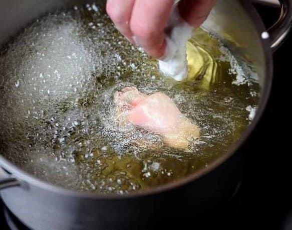 LordQuintanar's tweet photo. Sam Smith, publicó una foto en un río, parece una pechuga de pollo en aceite caliente https://t.co/lFs3dlgg7a