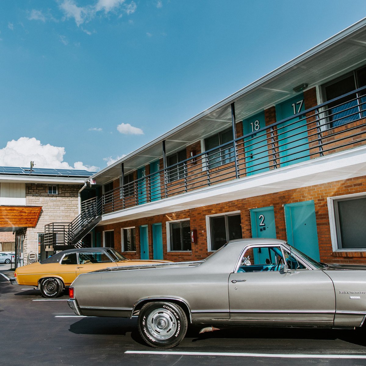 motiquetravel's tweet photo. “Rest Easy and Stay Breezy” at the @southwindcbus. This Columbus, OH Motique™ is midcentury motel, revived and reimagined with today’s comforts. Give this place a try if you're in Columbus!
.
📷: South Wind Motel website
.
.
#motique #motiquetravel #motel #motels #roadsidemotel https://t.co/y5Qk4df79M