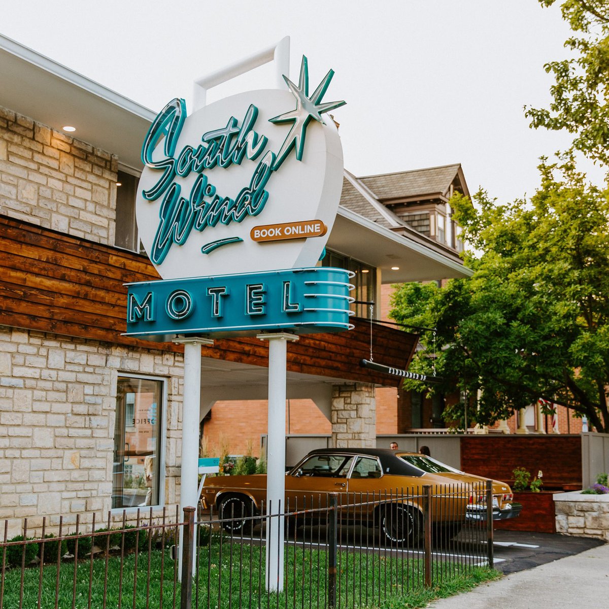 motiquetravel's tweet photo. “Rest Easy and Stay Breezy” at the @southwindcbus. This Columbus, OH Motique™ is midcentury motel, revived and reimagined with today’s comforts. Give this place a try if you're in Columbus!
.
📷: South Wind Motel website
.
.
#motique #motiquetravel #motel #motels #roadsidemotel https://t.co/y5Qk4df79M