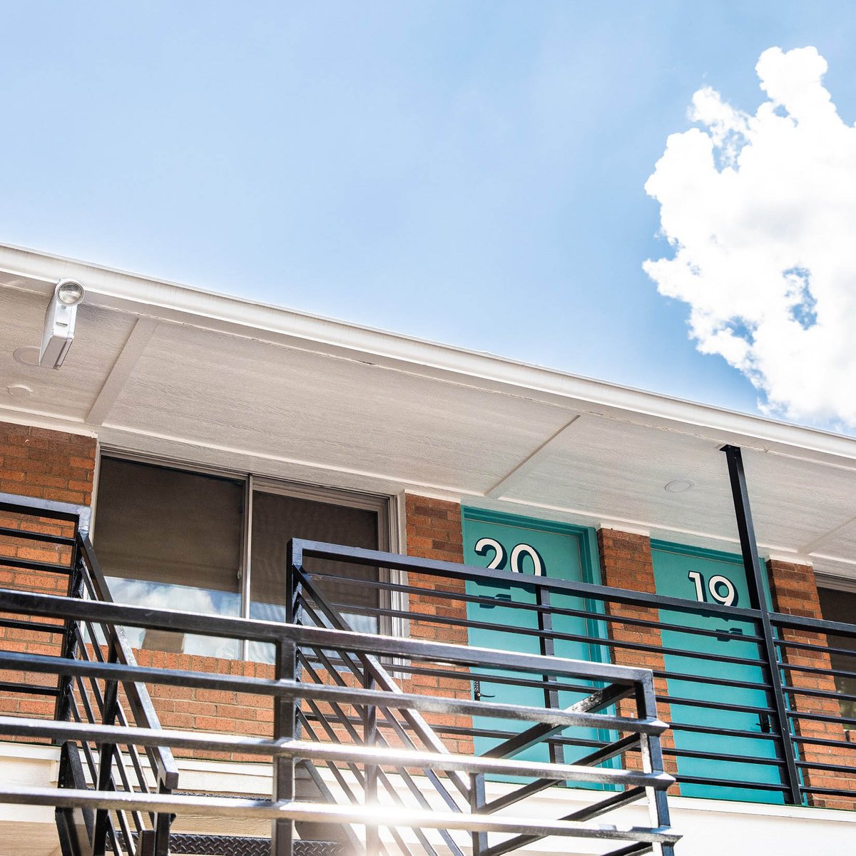 motiquetravel's tweet photo. “Rest Easy and Stay Breezy” at the @southwindcbus. This Columbus, OH Motique™ is midcentury motel, revived and reimagined with today’s comforts. Give this place a try if you're in Columbus!
.
📷: South Wind Motel website
.
.
#motique #motiquetravel #motel #motels #roadsidemotel https://t.co/y5Qk4df79M